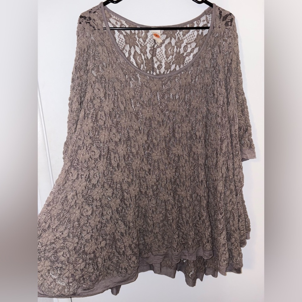 Chic Lace Short Sleeve Top in Taupe